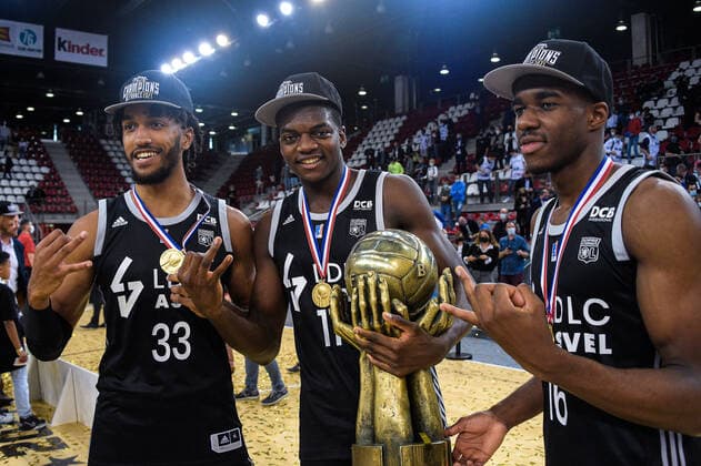 trophee - ( 33 - Malaga ) - HOUINSOU Kymany ( 16 - Lyon ) - NDJOCK Elwin ( 11 - Lyon ) - BASKET : Dijon vs Lyon - Final 4 - Rouen - 26 06 2021 FedericoPestellini Panoramic 