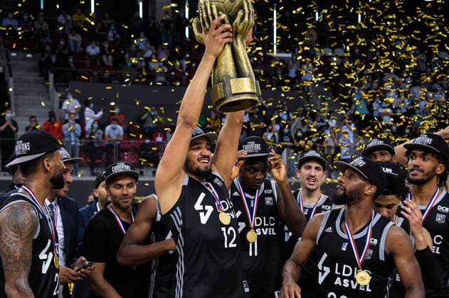 Joie des joueurs de l equipe de Lyon apres sa victoire - trophee - NOUA Amine ( 12 - Lyon ) - BASKET : Dijon vs Lyon - Final 4 - Rouen - 26 06 2021 FedericoPestellini Panoramic 