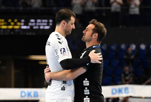 Domagoj Duvnjak THW Kiel, 4 with a hug for Lemgo coach Florian Kehrmann, men, Handball Bundesliga, THW Kiel vs TBV Lemgo Lippe, Liqui Moly HBL, 37 match day, season 2020 2021 24 06 21 Kiel Wunderino Arena Schleswig Holstein Germany