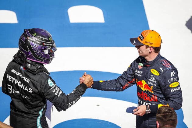 VERSTAPPEN Max (ned), Red Bull Racing Honda RB16B, portrait, celebrating his pole psoition with HAMILTON Lewis (gbr), Mercedes AMG F1 GP W12 E Performance during the Formula 1 Grosser Preis Der Steiermark 2021, 2021 Styrian Grand Prix, 8th round of the 2021 FIA Formula One World Championship, WM, Weltmeisterschaft from June 25 to 27, 2021 on the Red Bull Ring, in Spielberg, Austria FORMULE 1 : Grand prix de Styrie - Essais - Spielberg - 26 06 2021 DPPI Panoramic