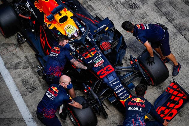 VERSTAPPEN Max (ned), Red Bull Racing Honda RB16B, action pitlane during the Formula 1 Grosser Preis Der Steiermark 2021, 2021 Styrian Grand Prix, 8th round of the 2021 FIA Formula One World Championship, WM, Weltmeisterschaft from June 25 to 27, 2021 on the Red Bull Ring, in Spielberg, Austria FORMULE 1 : Grand prix de Styrie - Essais - Spielberg - 26 06 2021 DPPI Panoramic 