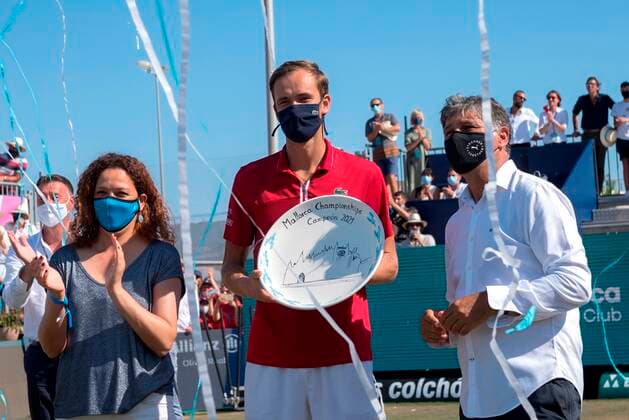 Russian tennis players Daniil Medvedev (C) poses with the trophy following the Mallorca Championship ATP, Tennis Herren final tennis match against US Sam Querrey held in Santa Ponca, Majorca, Spain, 26 June 2021. Mallorca Championschip ATP !ACHTUNG: NUR REDAKTIONELLE NUTZUNG!  Copyright: xAtienzax GRAF8799 20210626-78f91157030077877a79bf6757fc39f14f074c18