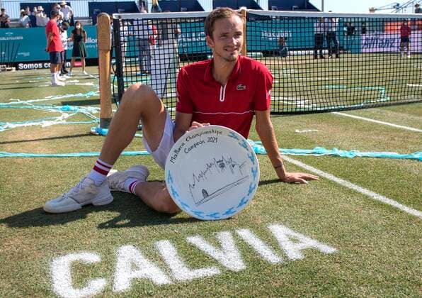 Sport Bilder des Tages Russian tennis players Daniil Medvedev poses with the trophy following the Mallorca Championship ATP, Tennis Herren final tennis match against US Sam Querrey held in Santa Ponca, Majorca, Spain, 26 June 2021. Mallorca Championschip ATP !ACHTUNG: NUR REDAKTIONELLE NUTZUNG!  Copyright: xAtienzax GRAF8791 20210626-e890ad7793fd46bafec438db13cad525806bec68
