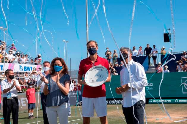 Russian tennis players Daniil Medvedev (C) poses with the trophy following the Mallorca Championship ATP, Tennis Herren final tennis match against US Sam Querrey held in Santa Ponca, Majorca, Spain, 26 June 2021. Mallorca Championschip ATP !ACHTUNG: NUR REDAKTIONELLE NUTZUNG!  Copyright: xAtienzax GRAF8801 20210626-f21efa6fd9f889387ce13f7bcff725d68b6a5f01