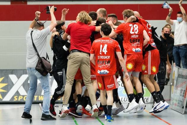 Victory and promotion jubilation at TuS N Luebbecke GER, Handball, 2 Bundesliga, TuS N Luebbecke vs TuS Ferndorf, 26 06 2021 Luebbecke Copyright: xEibner-Pressefotox xJanxStrohdiekx EP_JSK