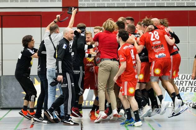Victory and promotion jubilation at TuS N Luebbecke GER, Handball, 2 Bundesliga, TuS N Luebbecke vs TuS Ferndorf, 26 06 2021 Luebbecke Copyright: xEibner-Pressefotox xJanxStrohdiekx EP_JSK