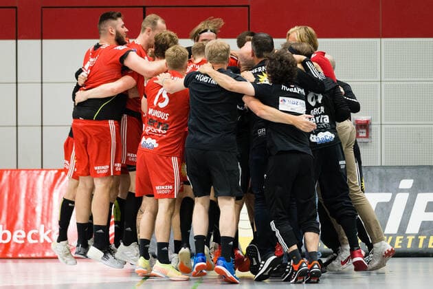 Victory and promotion jubilation at TuS N Luebbecke GER, Handball, 2 Bundesliga, TuS N Luebbecke vs TuS Ferndorf, 26 06 2021 Luebbecke Copyright: xEibner-Pressefotox xJanxStrohdiekx EP_JSK