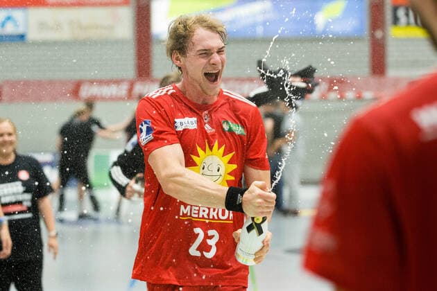 Victory and promotion jubilation for Valentin Spohn TuS N Luebbecke 23 GER, Handball, 2 Bundesliga, TuS N Luebbecke vs TuS Ferndorf, 26 06 2021 Luebbecke Copyright: xEibner-Pressefotox xJanxStrohdiekx EP_JSK