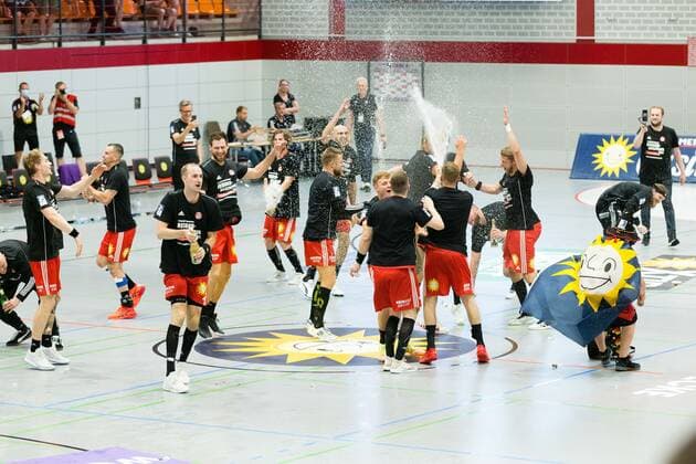 Victory and promotion jubilation at TuS N Luebbecke GER, Handball, 2 Bundesliga, TuS N Luebbecke vs TuS Ferndorf, 26 06 2021 Luebbecke Copyright: xEibner-Pressefotox xJanxStrohdiekx EP_JSK