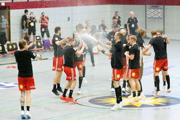 Victory and promotion jubilation at TuS N Luebbecke GER, Handball, 2 Bundesliga, TuS N Luebbecke vs TuS Ferndorf, 26 06 2021 Luebbecke Copyright: xEibner-Pressefotox xJanxStrohdiekx EP_JSK