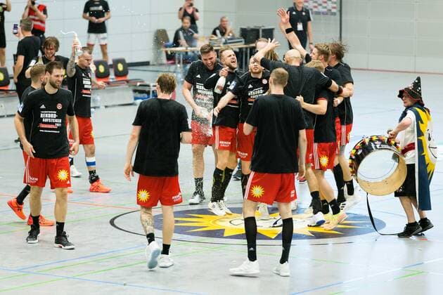 Victory and promotion jubilation at TuS N Luebbecke GER, Handball, 2 Bundesliga, TuS N Luebbecke vs TuS Ferndorf, 26 06 2021 Luebbecke Copyright: xEibner-Pressefotox xJanxStrohdiekx EP_JSK