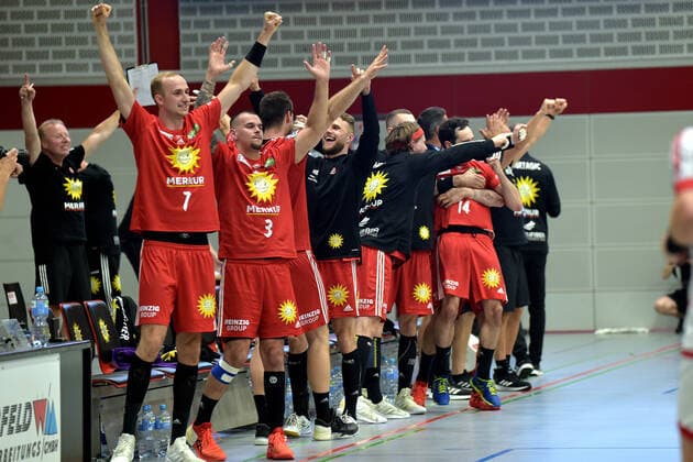 26 06 2021 pmk NE143151 Handball Men 2 Bundesliga Season 2020 2021 Kreissporthalle Luebbecke Corona Matchday TuS N Luebbecke TuS Ferndorf Victory Jubilation Promotion Florian BAUMGAERTNER 07 Luebbecke Roman BECVAR 03 Luebbecke