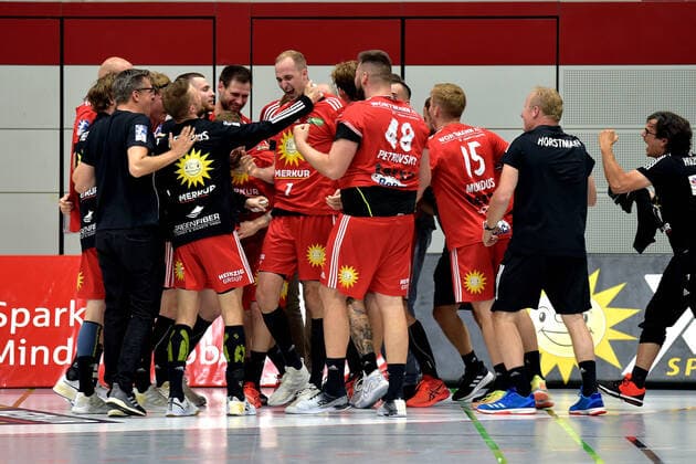 26 06 2021 pmk NE143153 Handball Men 2 Bundesliga Season 2020 2021 Kreissporthalle Luebbecke Corona Matchday TuS N Luebbecke TuS Ferndorf Victory Jubilation Promotion Florian BAUMGAERTNER 07 Luebbecke