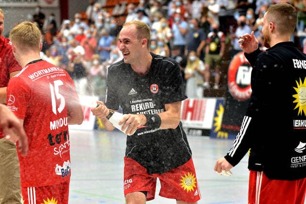 26 06 2021 pmk NE143156 Handball Men 2 Bundesliga Season 2020 2021 Kreissporthalle Luebbecke Corona Matchday TuS N Luebbecke TuS Ferndorf Victory Jubilation Promotion Florian BAUMGAERTNER 07 Luebbecke