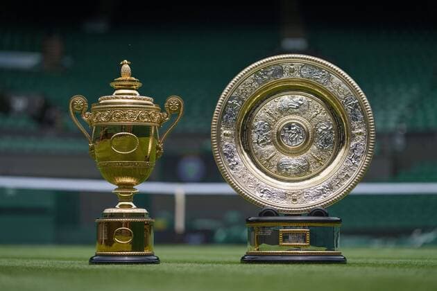 Sport Bilder des Tages Mandatory Credit: Photo by AELTC Thomas Lovelock Shutterstock (12171009ab) The Gentlemen s Singles Trophy and the Venus Rosewater Dish - the Ladies Singles Trophy, on Centre Court during the presentation to the media ahead of The Championships 2021 Wimbledon Tennis Championships, Preparations, The All England Lawn Tennis and Croquet Club, London, UK - 26 Jun 2021 Editorial Use Only Wimbledon Tennis Championships, Preparations, The All England Lawn Tennis and Croquet Club, London, UK - 26 Jun 2021 Editorial Use Only  Copyright: xAELTC ThomasxLovelock Shutterstockx 12171009ab