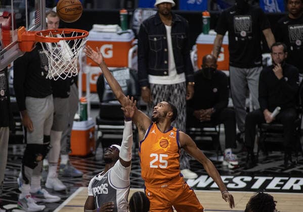 June 26, 2021, Los Angeles, California, USA: Reggie Jackson 1 of the Los Angeles Clippers is unable to block a layup by Mikal Bridges 25 of the Phoenix Suns during Game 4 of the 2021 Western Conference finals NBA, Basketball Herren, USA playoff game on Saturday June 26, 2021 at the Staples Center in Los Angeles, California. Clippers lose to Suns 80 - 84. JAVIER ROJASPI Los Angeles USA - ZUMAp124 20210626_zaa_p124_034 Copyright: xx