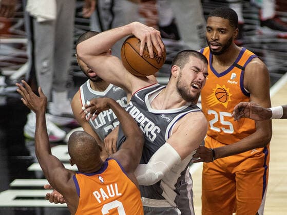 June 26, 2021, Los Angeles, California, USA: Ivica Zubac 40 of the Los Angeles Clippers fights for the rebound during Game 4 of the 2021 Western Conference finals NBA, Basketball Herren, USA playoff game against the Phoenix Suns on Saturday June 26, 2021 at the Staples Center in Los Angeles, California. Clippers lose to Suns 80 - 84. JAVIER ROJASPI Los Angeles USA - ZUMAp124 20210626_zaa_p124_059 Copyright: xx