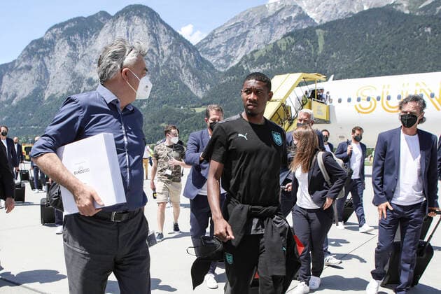 SOCCER - UEFA EURO, EM, Europameisterschaft,Fussball 2020, ITA vs AUT INNSBRUCK,AUSTRIA,27.JUN.21 - SOCCER - UEFA European Championship, EM, Europameisterschaft round of 16, OEFB international match, Länderspiel, Nationalmannschaft Italy vs Austria, arrival at airport. Image shows minister of sports Werner Kogler and David Alaba (AUT).  GEPAxpictures xPatrickxSteiner