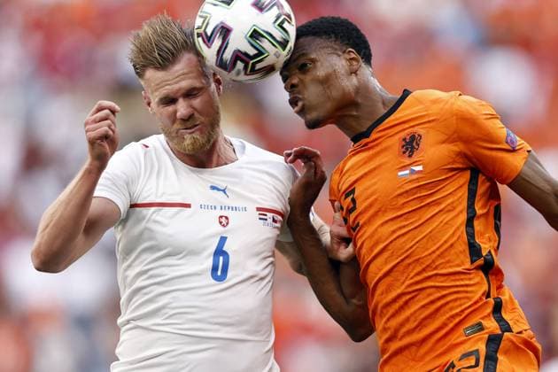 BUDAPEST LR Tomas Kalas of Czech Republic, Denzel Dumfries of Holland during the UEFA EURO 2020 match between the Netherlands and the Czech Republic at Puskas Arena on June 27, 2021 in Budapest, Hungary ANP MAURICE VAN STEEN EURO 2020 round of 16 2020 2021 xVIxANPxSportx xxANPxIVx 433106274