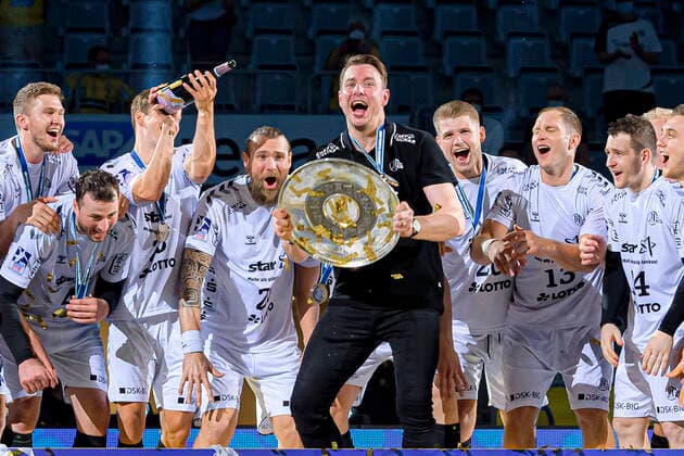 Mannheim, Deutschland 27. Juni 2021: HBL - 20 21 - Rhein-Neckar Loewen vs. THW Kiel Trainer Filip Jicha (THW Kiel) mit der Meisterschale Mannheim SAP Arena Baden-Württemberg Deutschland *** Mannheim, Germany 27 June 2021 HBL 20 21 Rhein Neckar Loewen vs THW Kiel coach Filip Jicha THW Kiel with the championship trophy Mannheim SAP Arena Baden Württemberg Germany