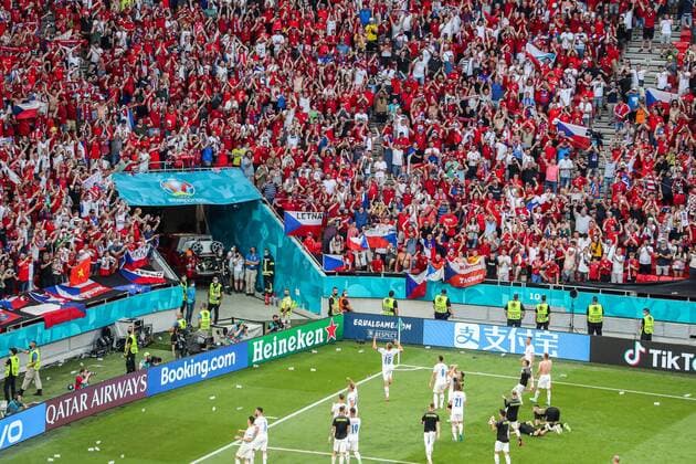 Bilder des Jahres 2021, Sport 06 Juni Sport Themen der Woche KW25 BUDAPEST - Czech Republic players celebrate victory with fans during the UEFA EURO, EM, Europameisterschaft,Fussball 2020 match between the Netherlands and the Czech Republic at Puskas Arena on June 27, 2021 in Budapest, Hungary. ANP PIETER STAM DE YOUNG EURO 2020 round of 16 2020 2021 xVIxANPxSportx xxANPxIVx *** BUDAPEST Czech Republic players celebrate victory with fans during the UEFA EURO 2020 match between the Netherlands and the Czech Republic at Puskas Arena on June 27, 2021 in Budapest, Hungary ANP PIETER STAM DE YOUNG EURO 2020 round of 16 2020 2021 xVIxANPxSportx xxANPxIVx 433111749