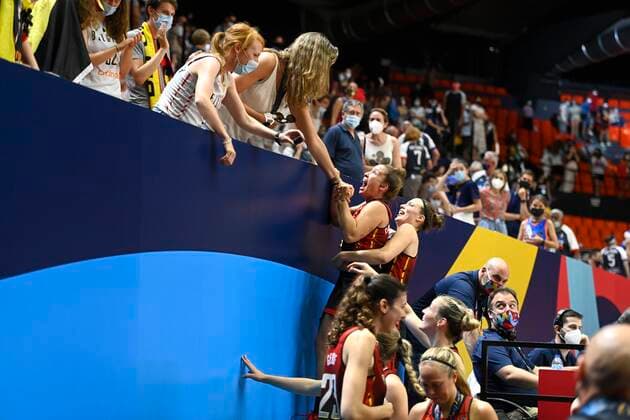 Sport Bilder des Tages VALENCIA, SPAIN - JUNE 27: Belgian team finished as bronze medallist and celebrates the victory pictured during FIBA Women s Eurobasket match between Belgium and Belarus on june 27, 2021 in Valencia ,Spain 27 06 2021 BASKET BALL FEMININ : Belgique vs Bielorussie - FIBA Women s Eurobasket - Petite finale - Valence - 27 06 2021 PhotoNews Panoramic 
