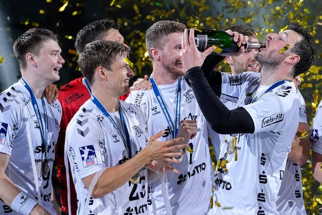 THW Kiel player, Domagoj Duvnjak THW, 4 treats himself to a sip of champagne, winners champagne, at the award ceremony, cheering after the final whistle, jubilation, cheering, joy, winner, victory, winner, highlight, optimistic, German Champion 2020 2021, title holder 2020 21, winning the German championship, German championship, champion, handball champion, action, action, 27 06 2021, Mannheim Germany , Handball, Bundesliga, Rhein Neckar Löwen THW Kiel xozx