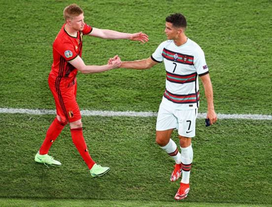 Sport Bilder des Tages Mandatory Credit: Photo by Kieran McManus BPI Shutterstock (12169919dd) Cristiano Ronaldo of Portugal is consoled by Kevin De Bruyne of Belgium at full time Belgium v Portugal, UEFA European Championship, EM, Europameisterschaft 2020, Round of 16, Football, La Cartuja Stadium, Seville, Spain - 27 June 2021 Belgium v Portugal, UEFA European Championship 2020, Round of 16, Football, La Cartuja Stadium, Seville, Spain - 27 June 2021 Copyright: xKieranxMcManus BPI Shutterstockx 12169919dd