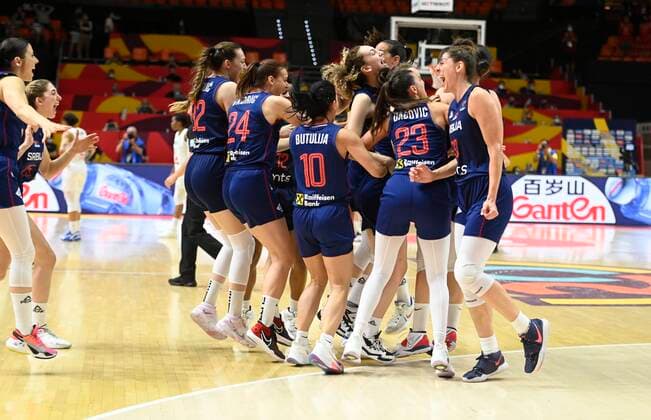 VALENCIA, SPAIN - JUNE 27: the Serbian team celebrates the win pictured during finale of FIBA Women s Eurobasket match between France and Serbia on june 27, 2021 in Valencia, Spain 27 06 2021 BASKET BALL FEMININ : France vs Serbie - FIBA Women s Eurobasket - Finale - Valence - 27 06 2021 PhotoNews Panoramic 