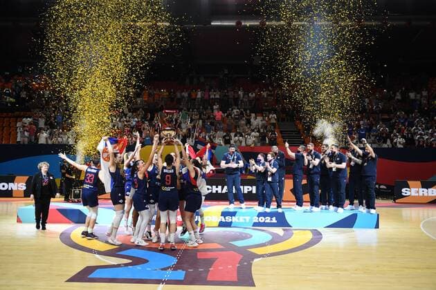 VALENCIA, SPAIN - JUNE 27: the Serbian team celebrates the win pictured during finale of FIBA Women s Eurobasket match between France and Serbia on june 27, 2021 in Valencia, Spain 27 06 2021 BASKET BALL FEMININ : France vs Serbie - FIBA Women s Eurobasket - Finale - Valence - 27 06 2021 PhotoNews Panoramic 