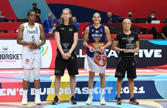 VALENCIA, SPAIN - JUNE 27: all star five Endene Miyen of France and Emma Meesseman of Belgium and Julie Allemand of Belgium with Sonja Vasic of Serbia the Serbian team celebrates the win pictured during finale of FIBA Women s Eurobasket match between France and Serbia on june 27, 2021 in Valencia, Spain 27 06 2021 BASKET BALL FEMININ : France vs Serbie - FIBA Women s Eurobasket - Finale - Valence - 27 06 2021 PhotoNews Panoramic 
