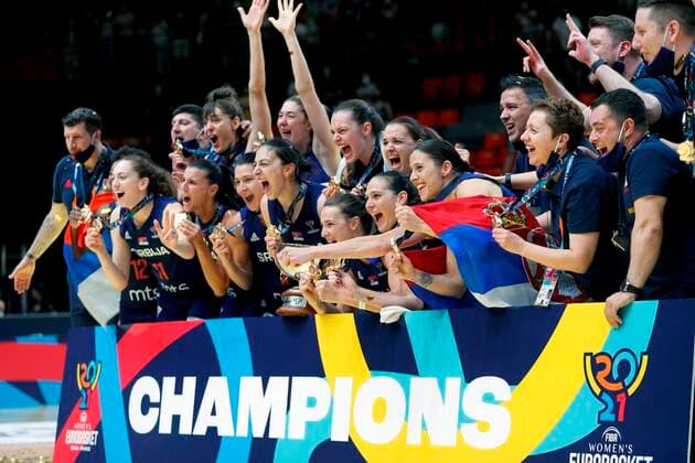 The players of the Serbian team celebrate with the cup after proclaiming themselves champions of the Eurobasket 2021 after defeating France 63-54 at the Fuente de San Luis pavilion in Valencia, Spain, 27 June 2021. Francia vs Serbia !ACHTUNG: NUR REDAKTIONELLE NUTZUNG!  Copyright: xMiguelxAngelxPolox GRAFCVA6695 20210627-f4de07663c42ae6ddebb2c2031afae322e37c5d7