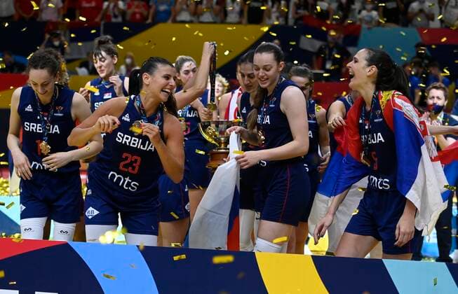 VALENCIA, SPAIN - JUNE 27: the Serbian team celebrates the win pictured during finale of FIBA Women s Eurobasket match between France and Serbia on june 27, 2021 in Valencia, Spain 27 06 2021 BASKET BALL FEMININ : France vs Serbie - FIBA Women s Eurobasket - Finale - Valence - 27 06 2021 PhotoNews Panoramic 