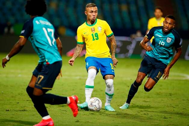 Fußball, Copa America, Brasilien - Ecuador Brazil s Everton (C) in action against Ecuador s Ayrton Preciado (R), during a match for Group B of the Copa America at the Pedro Ludovico Teixeira Olympic Stadium in Goiania, Brazil, 27 June 2021. Brazil - Ecuador !ACHTUNG: NUR REDAKTIONELLE NUTZUNG!  Copyright: xAlbertoxValdesx AMDEP5563 20210627-0d47e8a1535f74a97555274f37b6cfe94ebd75fa