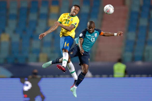 Fußball, Copa America, Brasilien - Ecuador Brazil x Ecuador GOIÂNIA, GO - 27.06.2021: BRAZIL X ECUADOR - Match between , Brazil x Ecuador match valid for the fifth round Copa America Brazil 2021 , held at the Estádio Olímpico Pedro Ludovico , on Sunday(27). In the photo, Player Elder Gabriel Brazil vs Ener Remberto Ecuador (Photo: Francisco Stuckert Fotoarena) x2084953x  FranciscoxStuckert