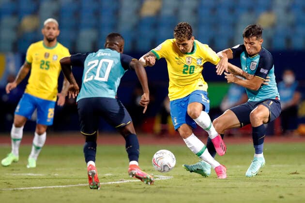 Fußball, Copa America, Brasilien - Ecuador Brazil x Ecuador GOIÂNIA, GO - 27.06.2021: BRAZIL X ECUADOR - Match between , Brazil x Ecuador match valid for the fifth round Copa America Brazil 2021 , held at the Estádio Olímpico Pedro Ludovico , on Sunday(27). In the photo, Player Roberto firmino Brazil x Diego José Ecuador (Photo: Francisco Stuckert Fotoarena) x2084961x  FranciscoxStuckert
