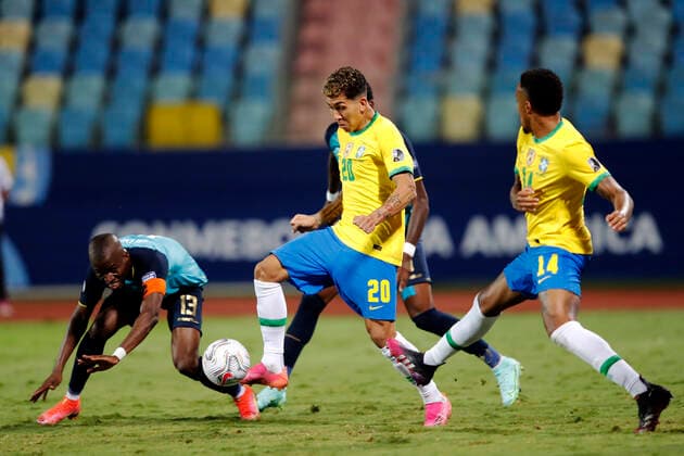 Fußball, Copa America, Brasilien - Ecuador Brazil x Ecuador GOIÂNIA, GO - 27.06.2021: BRAZIL X ECUADOR - Match between , Brazil x Ecuador match valid for the fifth round Copa America Brazil 2021 , held at the Estádio Olímpico Pedro Ludovico , on Sunday(27). In the photo, Player Roberto Firmino Brasil vs Ener Reberto Ecuador (Photo: Francisco Stuckert Fotoarena) x2085004x  FranciscoxStuckert