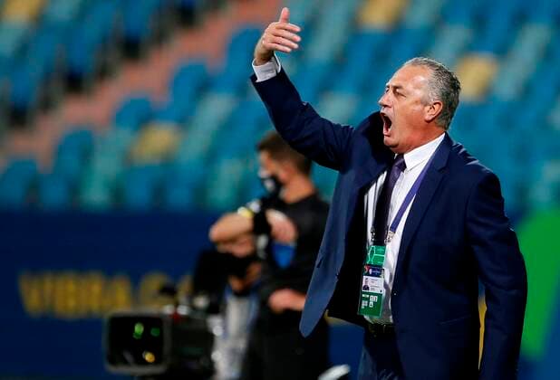 Fußball, Copa America, Brasilien - Ecuador Ecuador s coach Gustavo Alfaro gives instructions to his players against Brazil, during a match for Group B of the Copa America at the Pedro Ludovico Teixeira Olympic Stadium in Goiania, Brazil, 27 June 2021. Brazil - Ecuador !ACHTUNG: NUR REDAKTIONELLE NUTZUNG!  Copyright: xAlbertoxValdesx AMDEP5678 20210627-9af313bddd1da2d75a8e0ae56b8b7d44fc5418b1