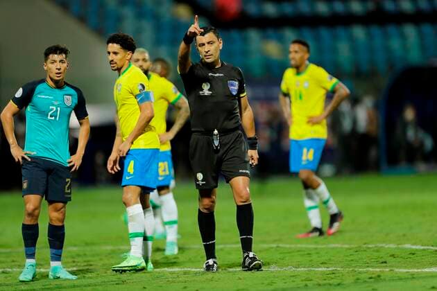 Fußball, Copa America, Brasilien - Ecuador Referee Roberto Tobar reacts today during a match for Group B of the Copa America at the Pedro Ludovico Teixeira Olympic Stadium in Goiania, Brazil, 27 June 2021. Brazil - Ecuador !ACHTUNG: NUR REDAKTIONELLE NUTZUNG!  Copyright: xJoedsonxAlvesx AME8783 20210627-249486d43209987a44745fbb9ebf7b9c2046481b