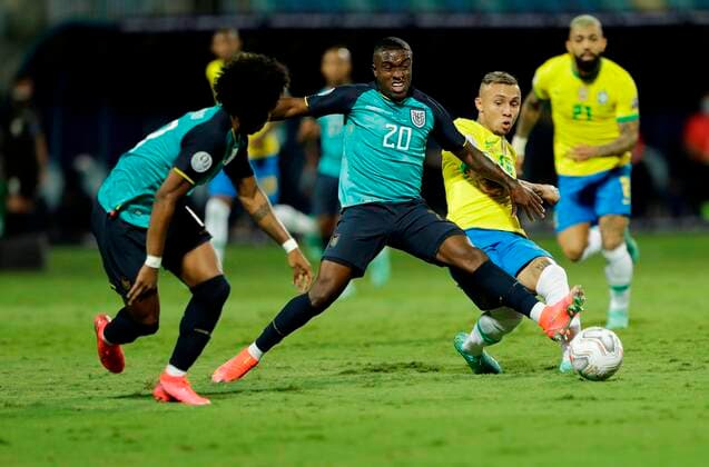 Fußball, Copa America, Brasilien - Ecuador Brazil s Everton in action against Ecuador s Jhegson Mendez (C) during a match for Group B of the Copa America at the Pedro Ludovico Teixeira Olympic Stadium in Goiania, Brazil, 27 June 2021. Brazil - Ecuador !ACHTUNG: NUR REDAKTIONELLE NUTZUNG!  Copyright: xJoedsonxAlvesx AME8774 20210627-539d9dc983eccc77105a0bbf53a58cf832f7de04