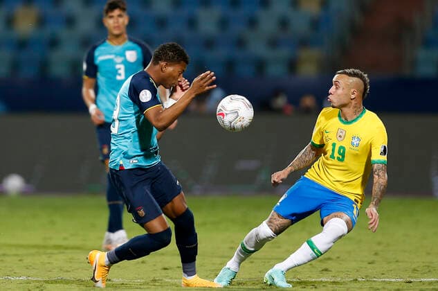Sport Bilder des Tages Fußball, Copa America, Brasilien - Ecuador (210628) -- GOIANIA, June 28, 2021 -- Brazil s Everton (R) vies with Ecuador s Gonzalo Plata during the 2021 Copa America group B football match between Brazil and Ecuador in Goiania, Brazil, on June 27, 2021. ) (SP)BRAZIL-GOIANIA-FOOTBALL-COPA AMERICA-BRAZIL VS ECUADOR LUCIOxTAVORA 