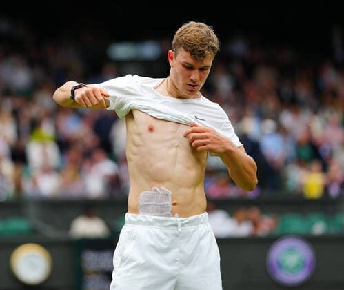 Mandatory Credit: Photo by Javier Garcia BPI Shutterstock (12172248dj) Jack Draper changes his shirt after winning the first set in his first round match Wimbledon Tennis Championships, Day 1, The All England Lawn Tennis and Croquet Club, London, UK - 28 Jun 2021 Wimbledon Tennis Championships, Day 1, The All England Lawn Tennis and Croquet Club, London, UK - 28 Jun 2021  Copyright: xJavierxGarcia BPI Shutterstockx 12172248dj