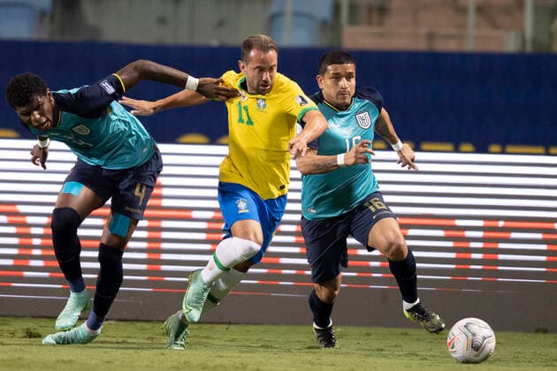 27th June 2021; Ol& xed;mpico Pedro Ludovico Teixeira Stadium, Goiania, Goias, Brazil; Copa America, Brazil versus Ecuador; & xc9;verton Ribeiro of Brazil breaks between Robert Arboleda and Mario Pineida of Ecuador  ActionPlus12300358 LucasxFigueiredo