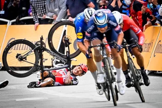 Bilder des Jahres 2021, Sport 06 Juni Sport Themen der Woche KW26 Sport Bilder des Tages Australian Caleb Ewan of Lotto Soudal crashes during the sprint at the third stage of the 108th edition of the Tour de France cycling race, 182,9km from Lorient to Pontivy, France, Monday 28 June 2021. This year s Tour de France takes place from 26 June to 18 July 2021. DAVIDxSTOCKMAN  x3022146x