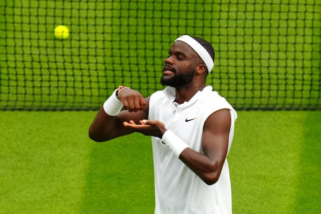 Sport Bilder des Tages Mandatory Credit: Photo by Javier Garcia BPI Shutterstock (12172248ix) Frances Tiafoe celebrates victory in his first round match Wimbledon Tennis Championships, Day 1, The All England Lawn Tennis and Croquet Club, London, UK - 28 Jun 2021 Wimbledon Tennis Championships, Day 1, The All England Lawn Tennis and Croquet Club, London, UK - 28 Jun 2021  Copyright: xJavierxGarcia BPI Shutterstockx 12172248ix