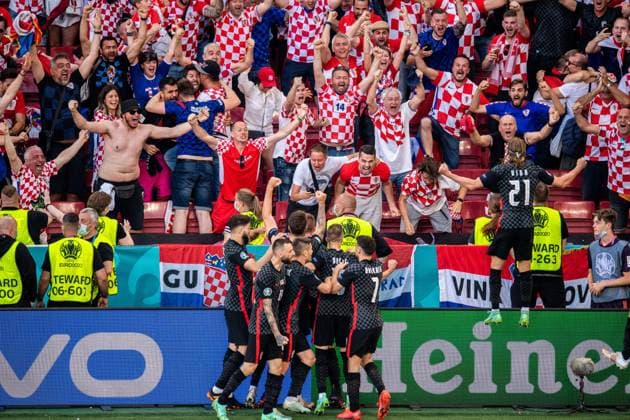 210628 Fans of Croatia celebrates Mario Pasalic of Croatia scores 3 3 during the UEFA Euro 2020 Football Championship round of 16 match between Croatia and Spain on June 28, 2021 in Copenhagen Photo Petter Arvidson BILDBYRAN kod PA PA0227 fotboll football soccer fotball fotbolls em europamästerskap em uefa euro uefa european football championship euro 2020 sverige sweden sverige a attondelsfinal round of 16 kroatien croatia spain bbeng Publik Fans Supporter Jubel,  Copyright: PETTERxARVIDSON BB210628PA122