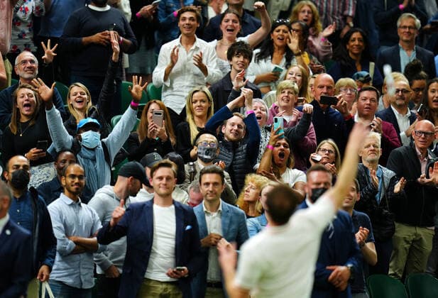 Sport Bilder des Tages Mandatory Credit: Photo by Javier Garcia BPI Shutterstock (12172248vj) Andy Murray throws his wristbands into the crowd after victory in his first round match Wimbledon Tennis Championships, Day 1, The All England Lawn Tennis and Croquet Club, London, UK - 28 Jun 2021 Wimbledon Tennis Championships, Day 1, The All England Lawn Tennis and Croquet Club, London, UK - 28 Jun 2021  Copyright: xJavierxGarcia BPI Shutterstockx 12172248vj