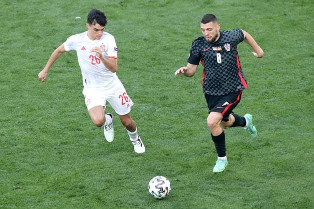 PXL_Croatia v Spain - UEFA EURO, EM, Europameisterschaft,Fussball 2020: Round of 16 COPENHAGEN, DENMARK - JUNE 28: Pedri of Spain and Mateo Kovacic of Croatia during the UEFA Euro 2020 Championship Round of 16 match between Croatia and Spain at Parken Stadium on June 28, 2021 in Copenhagen, Denmark. LukaxStanzl PIXSELL