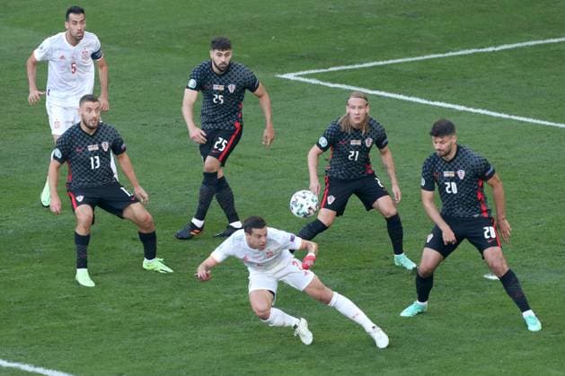 PXL_Croatia v Spain - UEFA EURO, EM, Europameisterschaft,Fussball 2020: Round of 16 COPENHAGEN, DENMARK - JUNE 28: Cesar Azpilicueta of Spain, Nikola Vlasic of Croatia, Bruno Petkovic of Croatia, Domagoj Vida of Croatia and Josko Gvardiol of Croatia during the UEFA Euro 2020 Championship Round of 16 match between Croatia and Spain at Parken Stadium on June 28, 2021 in Copenhagen, Denmark. LukaxStanzl PIXSELL