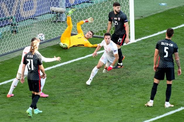 PXL_Croatia v Spain - UEFA EURO, EM, Europameisterschaft,Fussball 2020: Round of 16 COPENHAGEN, DENMARK - JUNE 28: Cesar Azpilicueta of Spain, Dominik Livakovic and Josko Gvardiol of Croatia during the UEFA Euro 2020 Championship Round of 16 match between Croatia and Spain at Parken Stadium on June 28, 2021 in Copenhagen, Denmark. LukaxStanzl PIXSELL